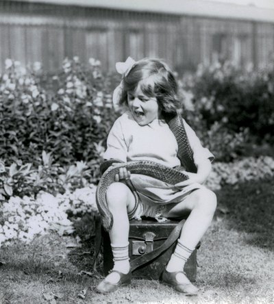 Una giovane ragazza Betty che tiene un serpente indaco orientale, mentre è seduta su un baule di pelle, Zoo di Londra, 1924 da Frederick William Bond