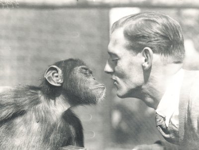 Booboo lo scimpanzé e John Shelly allo ZSL London Zoo da Frederick William Bond