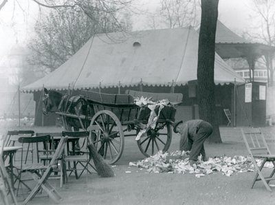 Pulizia dopo un giorno festivo allo Zoo di Londra nel 1924 da Frederick William Bond