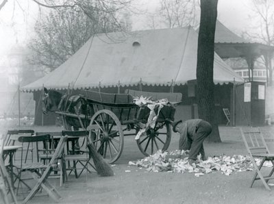 Pulizia dopo un Giorno di Festa allo Zoo di Londra nel 1924 da Frederick William Bond
