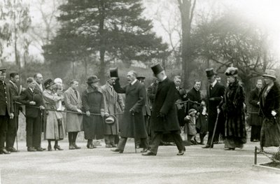 Re Giorgio V saluta la folla davanti al suo entourage durante una visita al London Zoo per inaugurare ufficialmente l