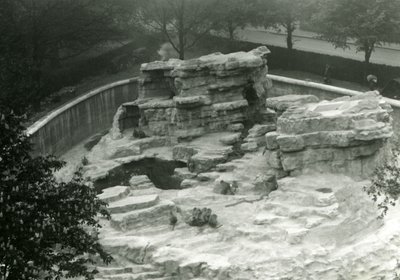 Collina delle Scimmie vista dalla cima delle Terrazze Mappin, Zoo di Londra da Frederick William Bond
