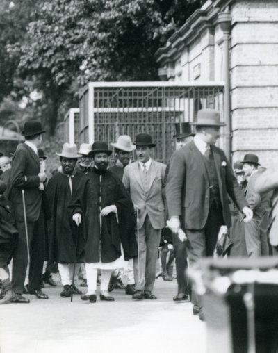 Sir Peter Chalmers Mitchell, con il reggente etiope Haile Selassie e il suo entourage, Zoo di Londra, 1924 da Frederick William Bond