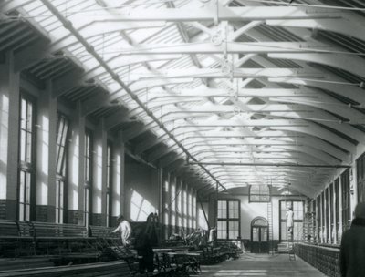 La Casa del Leone con cinque uomini che lavorano alla sua manutenzione, Zoo di Londra, 1926 da Frederick William Bond