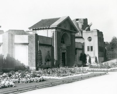 La Casa dei Rettili allo Zoo di Londra nel 1928 con aiuole formali lungo i sentieri verso l