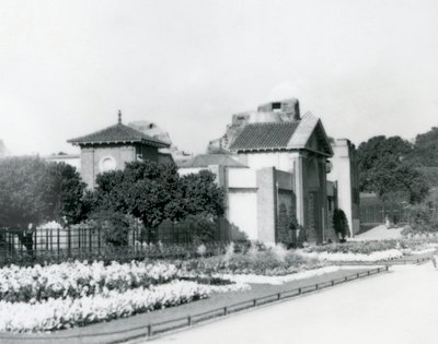 La Casa dei Rettili allo Zoo di Londra nel 1928 con aiuole formali lungo i sentieri verso l