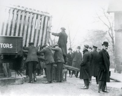 Scarico del nuovo rinoceronte indiano arrivato, Zoo di Londra da Frederick William Bond