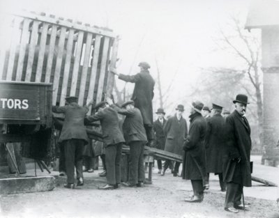 Scarico del nuovo Rinoceronte Indiano arrivato, Zoo di Londra, 1924 da Frederick William Bond