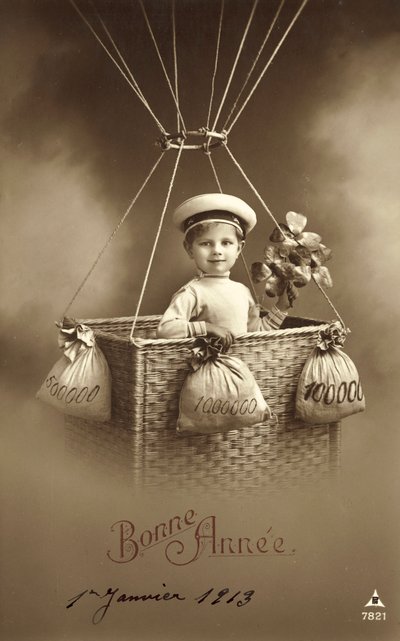 Cartolina di Capodanno 1913, con ragazzo che sale su un pallone, con molti soldi come zavorra da French Photographer