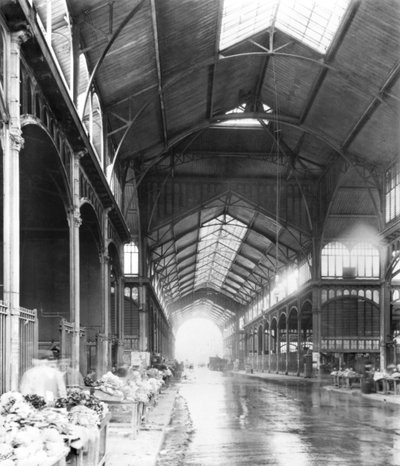 Un corridoio coperto del mercato centrale di Les Halles, Parigi, c.1900 da French Photographer