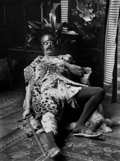 Un uomo in costume di pelli di tigre, elmo e spadaccino in mano, rappresenta teatralmente la morte del guerriero, all