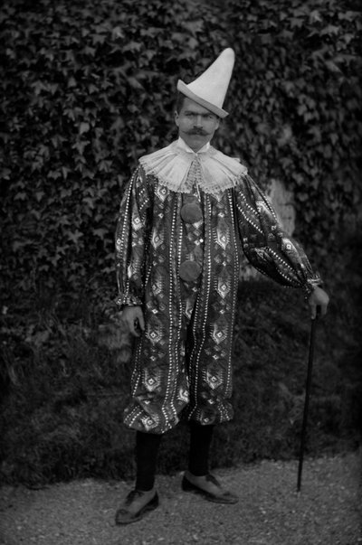 Un uomo in posa con un costume da clown, all