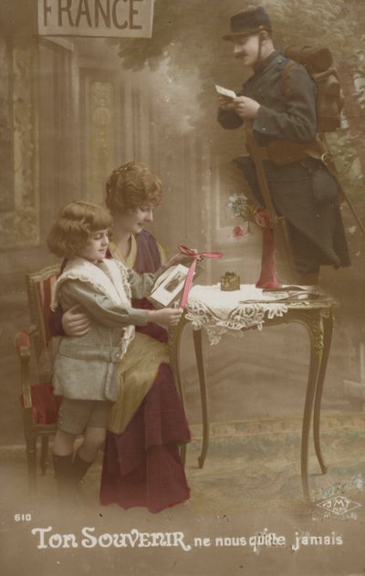 Una madre e un bambino preparano una lettera per il loro padre soldato da French Photographer