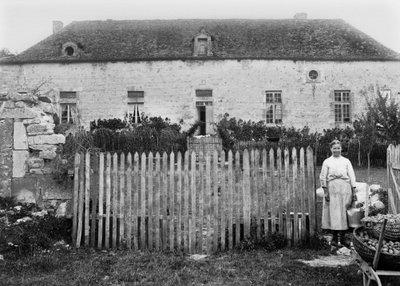 Una contadina davanti alla sua fattoria, nei pressi di Bourmont in Haute Marne. Fotografia fine XIX secolo. Collezione Ducos da French Photographer