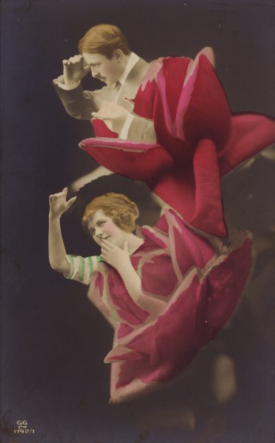 Una donna e un uomo emergono ciascuno da una rosa da French Photographer