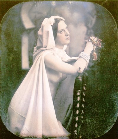 Una donna inginocchiata su una sedia che prega, 1850 da French Photographer