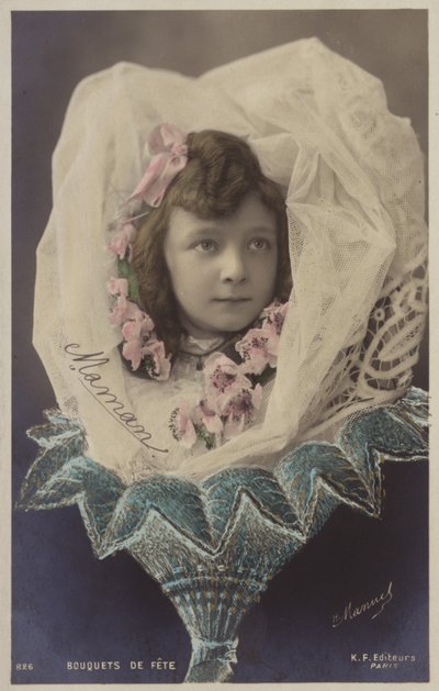 Una giovane ragazza con un velo presentata come un bouquet di fiori da French Photographer