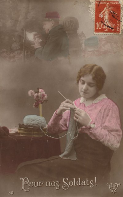 Una giovane donna che lavora a maglia pensando al suo soldato che scrive una lettera a casa da French Photographer