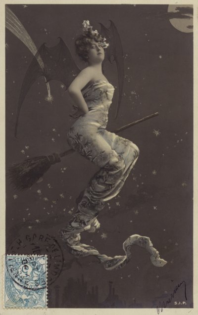 Una giovane donna seduta su una scopa e che vola sopra i tetti da French Photographer
