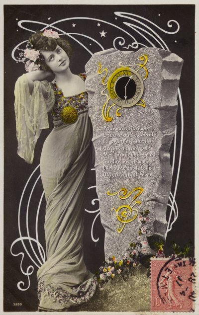 Una giovane donna accanto a una pietra con un orologio da French Photographer