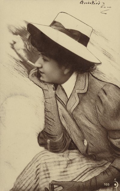 Una giovane donna con un cappello che fuma da French Photographer