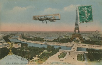 Aeroplano che gira intorno alla Torre Eiffel a Parigi, Francia da French Photographer