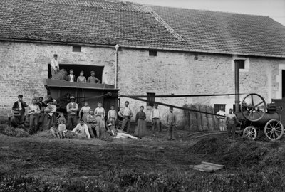 Lavoratori agricoli e la pressa legano balle di fieno in una fattoria vicino a Bourmont in Haute-Marne (Haute Marne), intorno al 1890. Fotografia. Collezione Ducos. da French Photographer