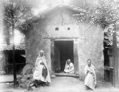 Un esempio di Casa Kabyle, Esposizione di Parigi, 1889 da French Photographer