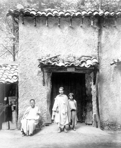 Un esempio di Casa Kabyle, Esposizione di Parigi, 1889 da French Photographer