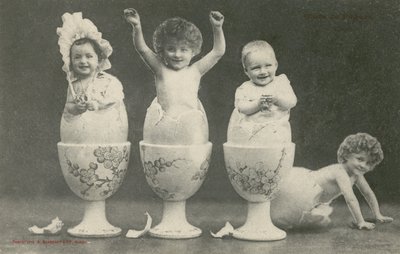 Bambini che nascono da uova in portauova da French Photographer