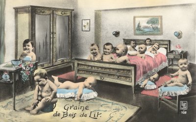 Bambini su un letto da French Photographer