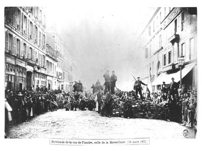 Barricata in Rue de Flandre, durante la Comune di Parigi da French Photographer