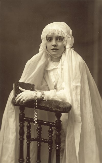 Bella ragazza giovane, vestita per la sua Prima Comunione da French Photographer
