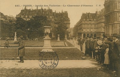 Incantatore di uccelli nel Jardin des Tuileries, Parigi da French Photographer