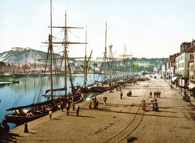 Barche attraccate a Cherbourg con il vecchio forte sullo sfondo da French Photographer