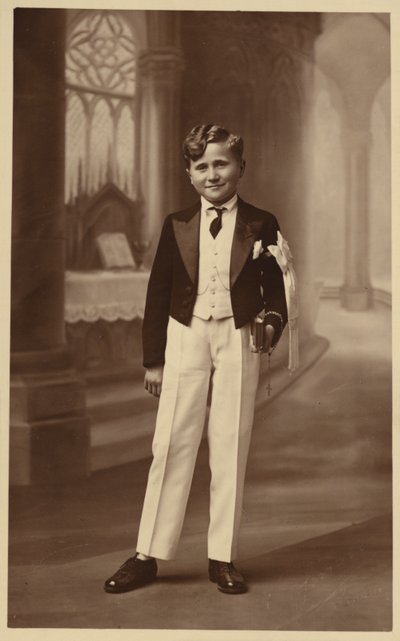Ragazzo che partecipa alla prima comunione da French Photographer