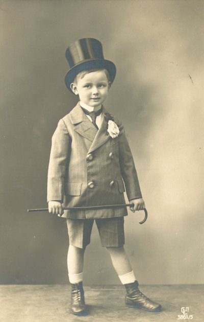 Ragazzo in abito doppiopetto, con cilindro e bastone da French Photographer
