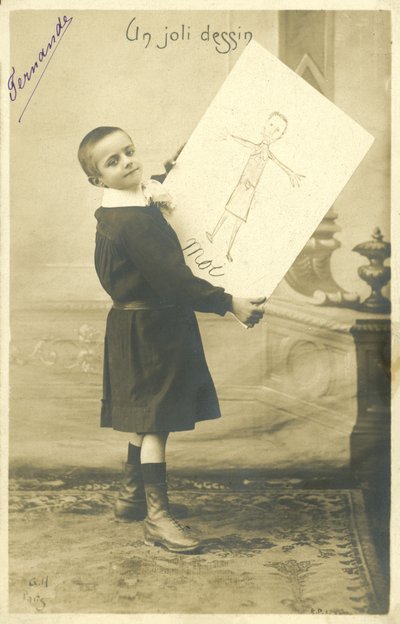 Ragazzo con un disegno da French Photographer