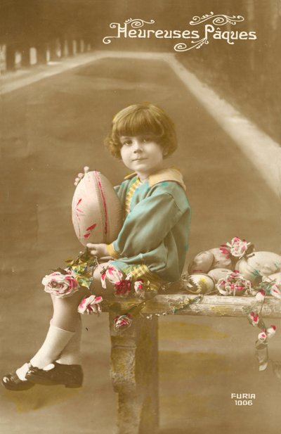 Ragazzo con uova di Pasqua da French Photographer