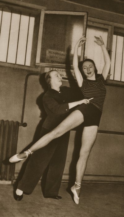 Bronislava Nijinska con Rosella Hightower, dal Grand Ballet de Monte-Carlo, 1949 da French Photographer