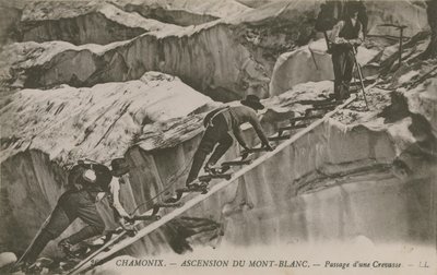 Chamonix - la salita del Monte Bianco. Alpinisti che attraversano una crepa da French Photographer