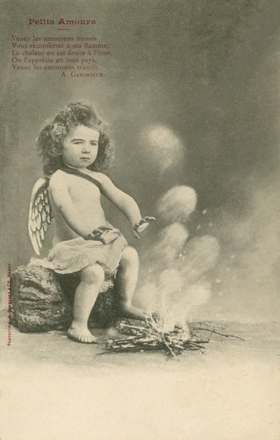 Cherubino seduto vicino a un fuoco da French Photographer