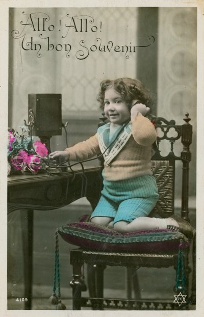 Bambino che usa il telefono da French Photographer
