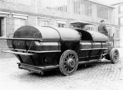 Trasportatore chiuso per rifiuti domestici, 1912 da French Photographer