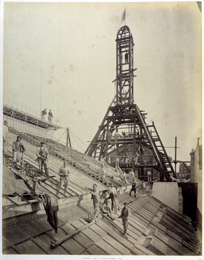 Costruzione del contatore nazionale di sconto di Parigi (o CNEP: una delle quattro banche fondate BNP Paribas): operai su vetro e impalcature (maggio 1881). Parigi, Bhvp da French Photographer