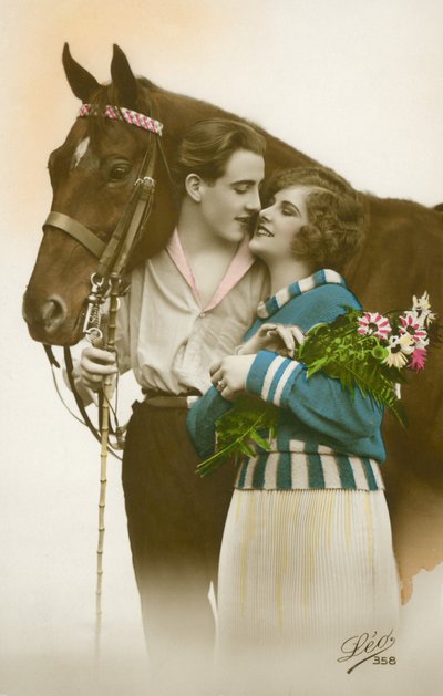 Coppia che sta per baciarsi, in piedi accanto a un cavallo marrone (foto a colori) da French Photographer