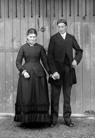 Coppia di domenica per celebrare la prima comunione del figlio, vicino a Bourmont in Haute-Marne, intorno al 1880. Collezione Ducos. da French Photographer