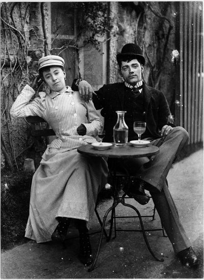 Coppia sulla terrazza di un caffè che beve assenzio - fotografia, circa 1890 da French Photographer