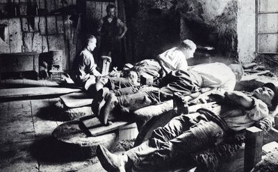 Coltellinai al lavoro a Thiers, fine XIX secolo (foto in b/n) da French Photographer