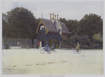 Ciclisti che passano davanti alla Porte de Madrid nel Bois de Boulogne, Parigi da French Photographer